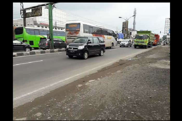 Aksi ugal-ugalan sopir bus