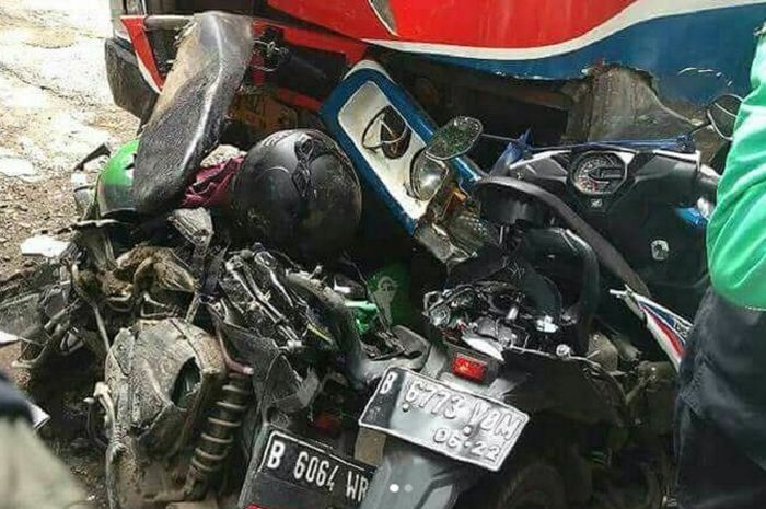 Dua motor ojek online hancur usai ditabrak Metromini di Kebayoran Lama, Jaksel.