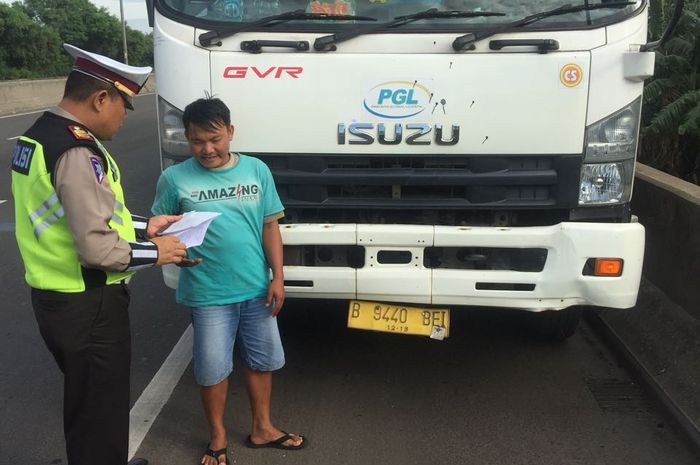 Polantas lakukan tindakan terhadap pengendara truk yang masih bandel