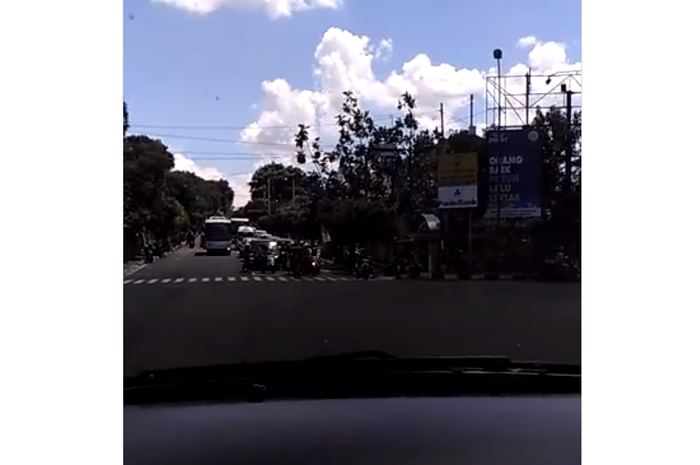 Bus kemblai lakukan aksi lawan arus