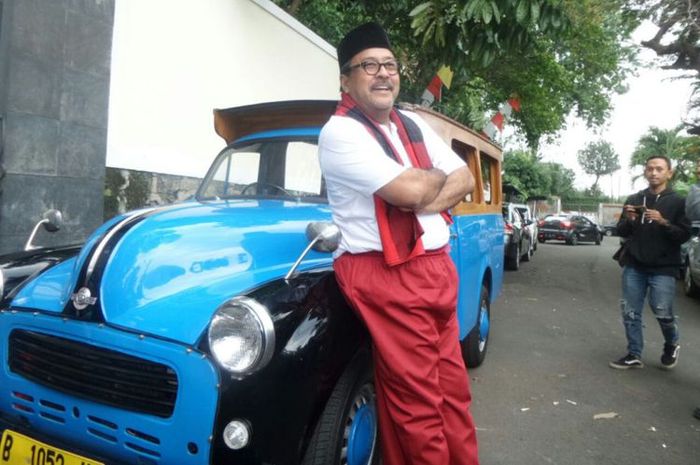 Rano Karno 'Si Doel' bersama mobil Oplet legendarisnya