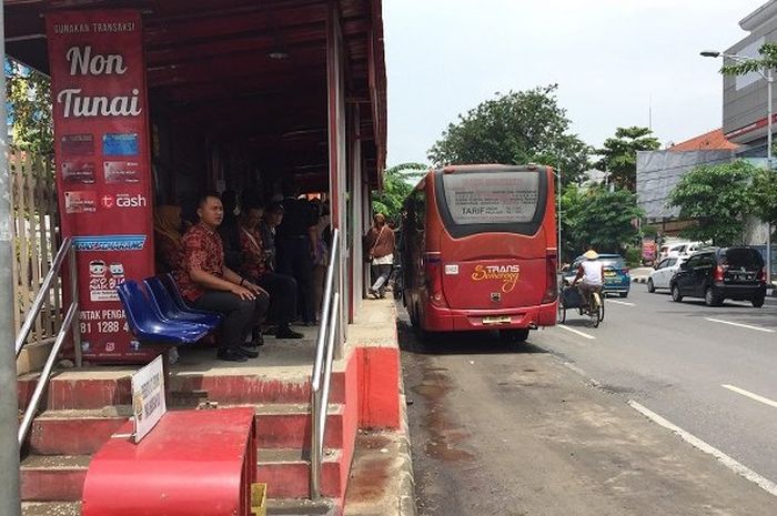 Petugas Pengawas Angkutan di shelter BRT Trans Semarang Imam Bonjol yang sedang berjaga