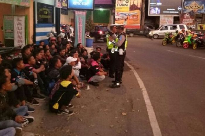 35 bikers diamankan polisi karena pakai ban cacing
