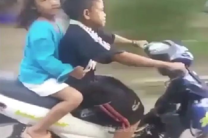 Kids zaman now nekat naik motor