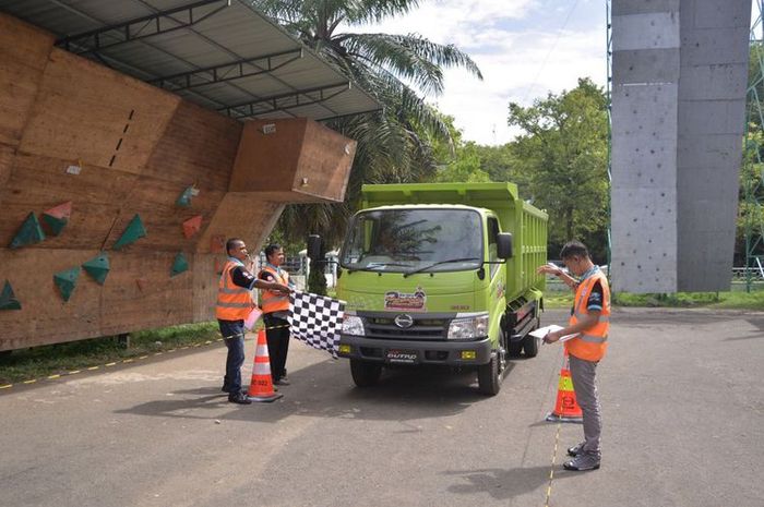 Pelatihan keselamatan berkendara PT Hino Motor Sales Indonesia (PT HMSI)