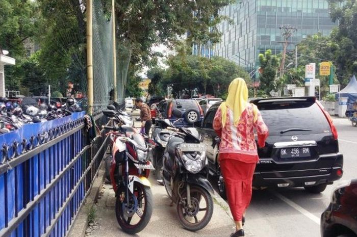 Ilustrasi parkir di bahu jalan 