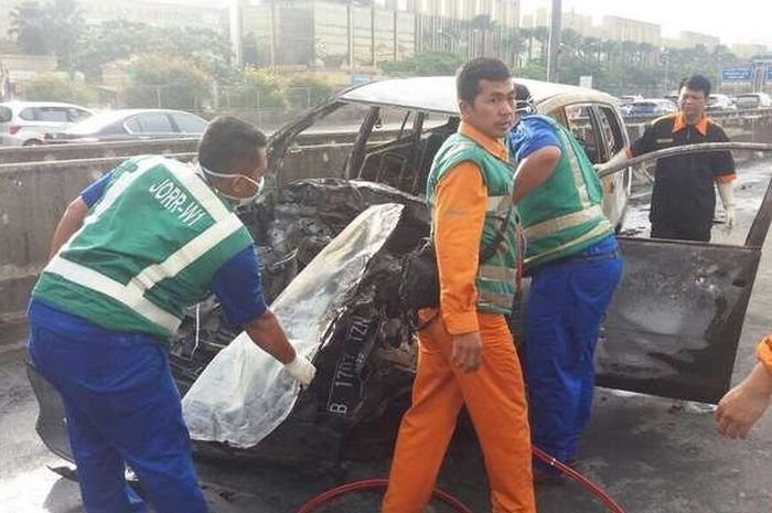 Toyota Kijang Innova Terbakar di Jalan Tol