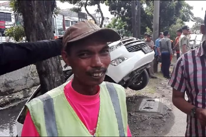 Toyota Innova Nyemplung Sungai Wiyung Surabaya