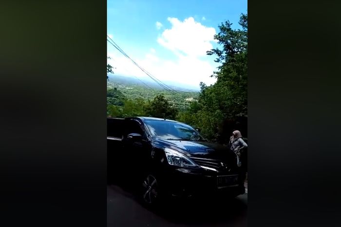 Nissan Grand Livina di tanjakan Cinomati 1