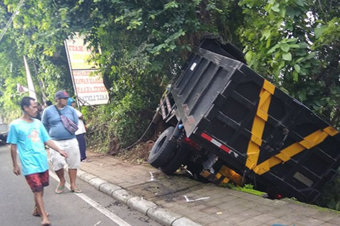 Kecelakaan tunggal yang menimpa Mohamad Ramli, Warga Denpasar di Jalan By Pass Ida Bagus Mantra, Jumat siang (29/12) 