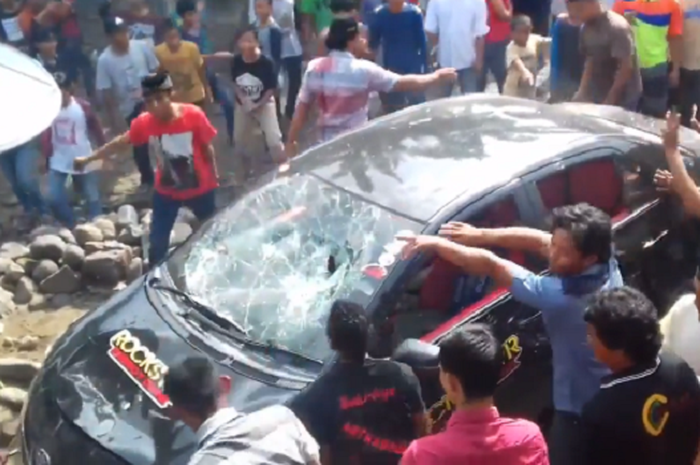 Toyota Vios jadi bahan amukan warga