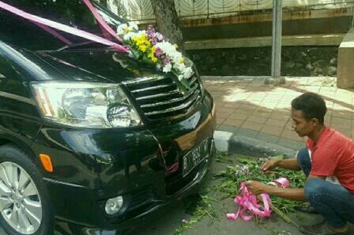 Nikah massal diantar mobil mewah