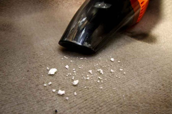 Sedot bagian interior dengan vacuum cleaner