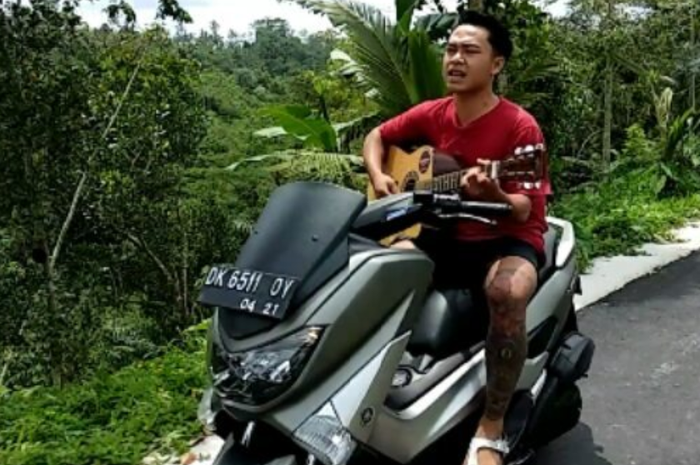 Viral Orang Nyanyi Dan Main Gitar Sambil Naik Yamaha Nmax