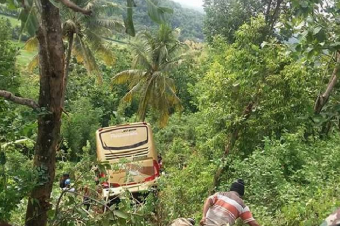 Bus terjun ke jurang terjadi di ruas Jl Siluk - Panggang Desa Lanteng, Selopamioro, Imogiri, Bantul, Selasa (2/1/2018)