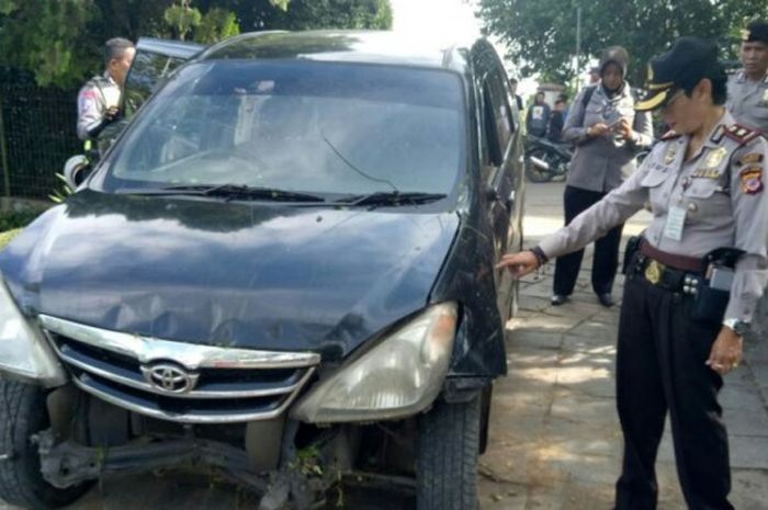 Kapolsek Banjaran Kompol Susianti Rachmi menunjukan mobil Avanza hitam yang menabrak dua orang murid SD Ciapus 2 Banjaran di Kampung Cibaribis, Desa Mekarjaya, Kecamatan Banjaran, Kabupaten Bandung, Selasa (2/1/18)