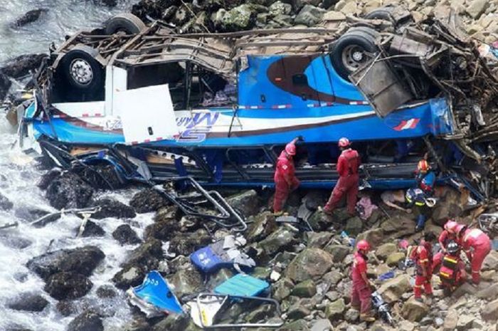 Kondisi bus setelah terjun bebas dari tebing dengan ketinggian 80 meter