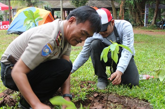 Paguyuban Vario Nusantara rayakan satu dekade dengan tanam pohon dan bakti sosial 