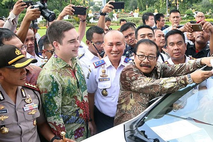 Kamis, 4 Januari 2018 11:40 Gubernur Jatim Launching Pengoperasian Angkutan Online Berijin Ist/Humas Pemprov Jatim Pakde Karwo saat melaunching pengoperasian angkutan sewa khusus/online yang sudah mendapatkan ijin dari Dinas Perhubungan Provinsi Jatim, di halaman Gedung Negara Grahadi Surabaya, Kamis (4/1/2018) pagi. 