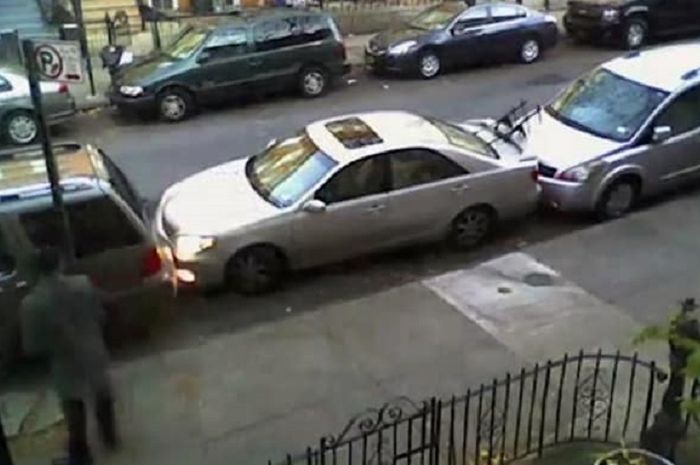 Salah satu contoh parkir paralel