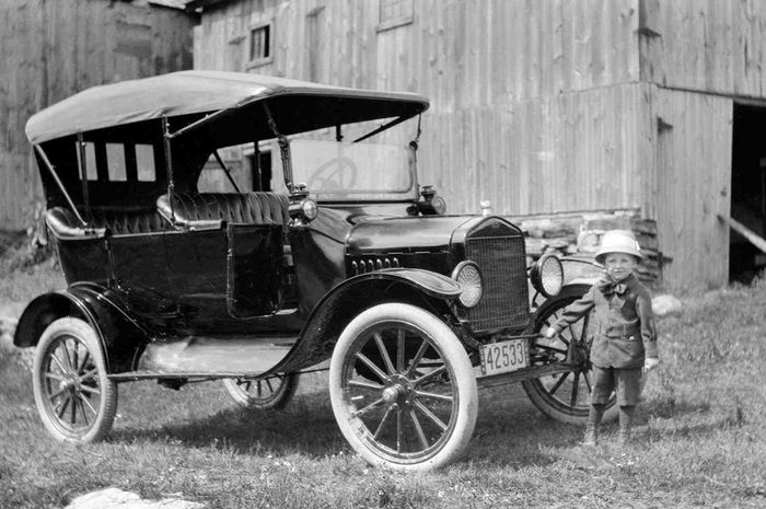 Ford Model T 1908 dengan plat nomor