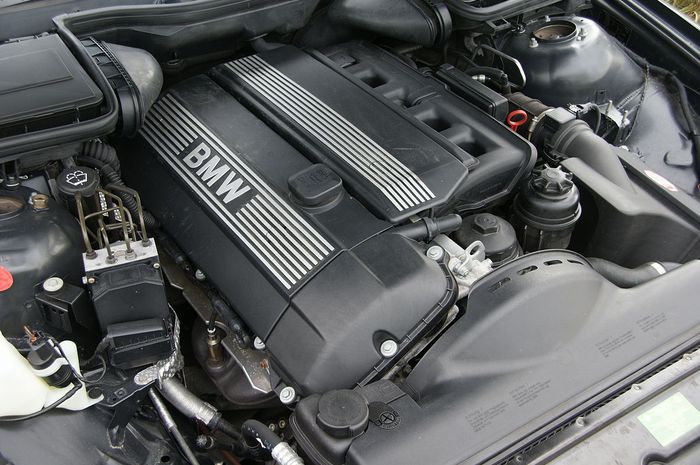 Mesin BMW berkode M54 kerap punya masalah di oil separator akibat mampet karena suhu mesin yang terlalu tinggi.