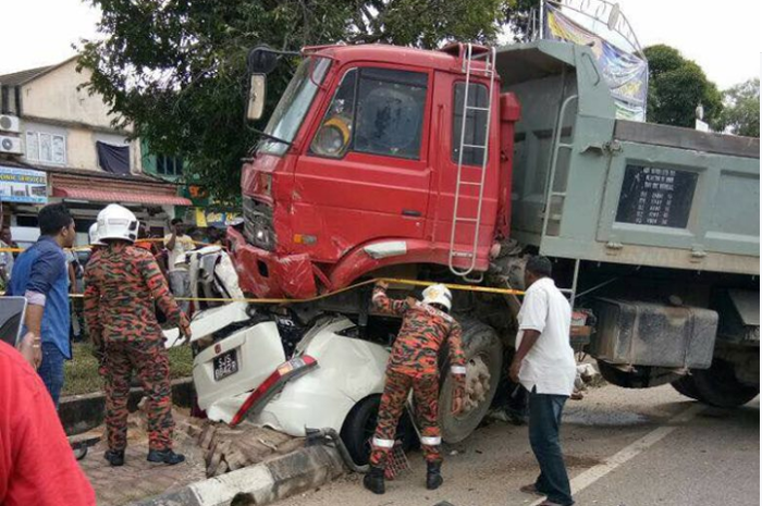 Truk hantam Honda Stream di Port Dickson, Malaysia