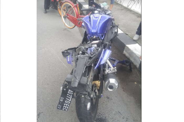 Yamaha R15 ringsek karena menghantam pembatas jalan