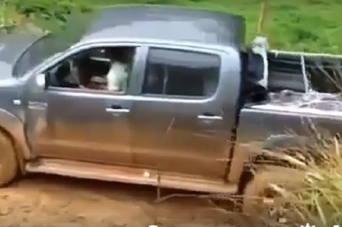 Mobil Toyota Hilux yang berhasil melewati medan berlumpur