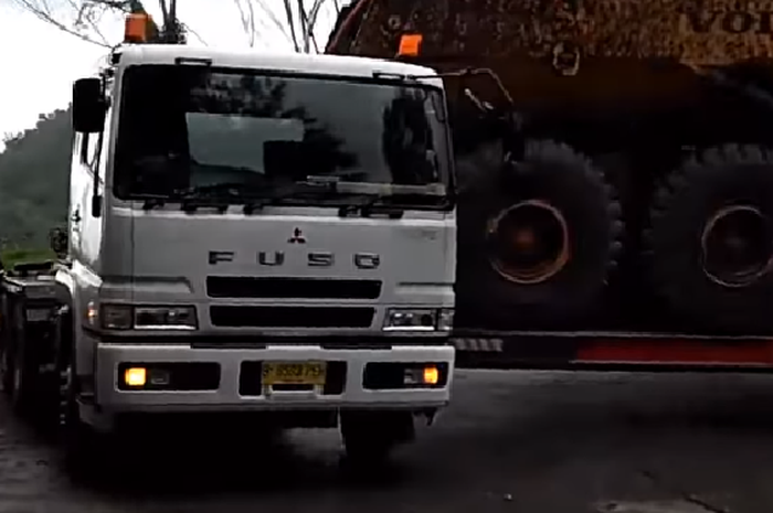 Mitsubishi Fuso di tarik dump truk