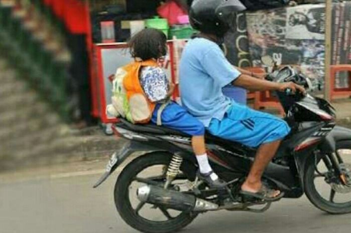 Ilustrasi membonceng anak menggunakan motor