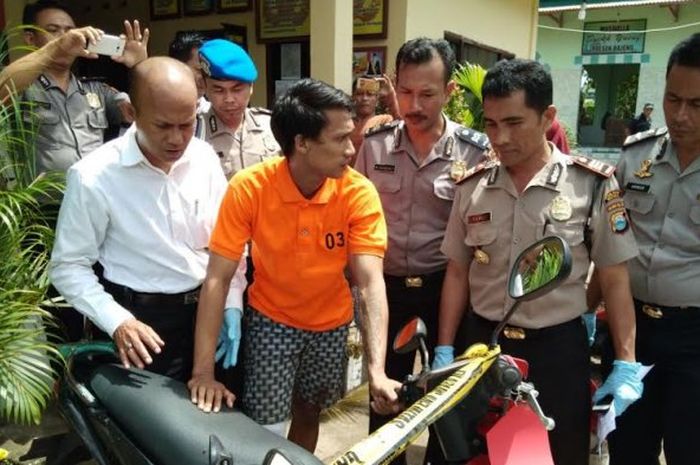 Kepolisian Sektor Bajeng bekerjasama dengan Polsek Somba Opu berhasil menangkap pelaku curanmor spesialis masjid, Andi Anca (23) di rumahnya di Jl. Swadaya, Kecamatan Somba Opu, Minggu (7/1). 