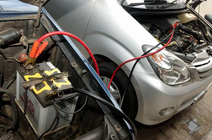 Pelajari cara aman mengatasi aki mobil tekor di jalan dengan metode jumper, dorong mobil, dan cek level air aki untuk performa optimal.