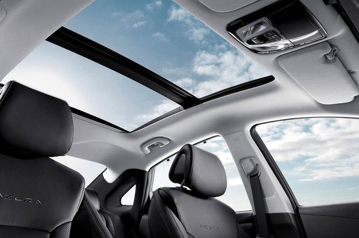 Mobil dengan panoramic sunroof