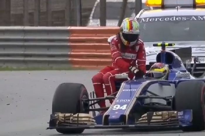Sebastian Vettel Numpang Pembalap Lain
