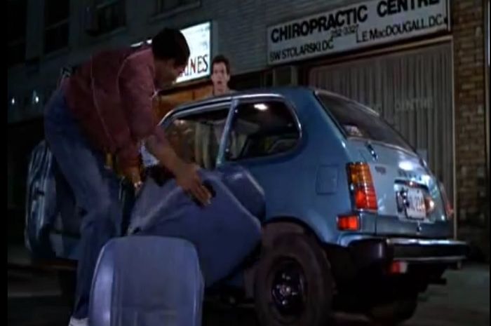 Pria raksasa naik Honda Civic lama 