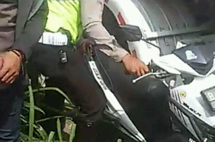 Sepeda motor yang tergencet mobil tangki pertamina karena pengendaranya nekat melawan arah untuk menhindari razia di Jalan Juanda, Depok, Rabu (10/1/2018). 