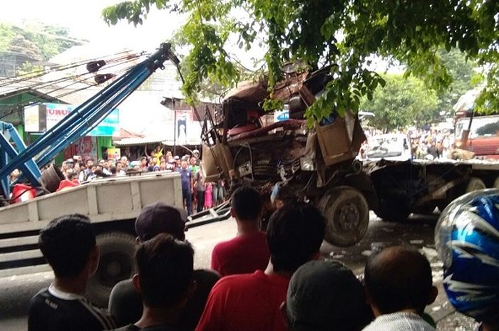 Truk tronton seruduk 4 kendaraan lainnya di Semarang. Rabu (10/01/2018)