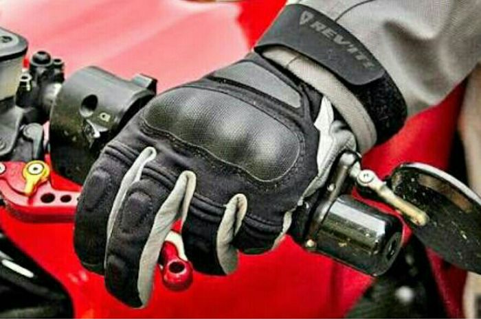 Ilustrasi penggunaan sarung tangan