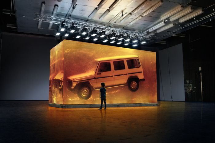 Instalasi seni fosil resin Mercedes-Benz G-Class