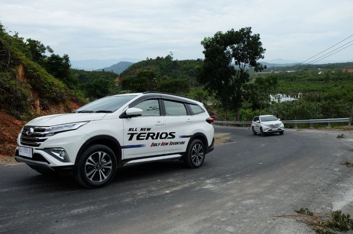 Ilustrasi mobil gerak roda belakang sedang menanjak