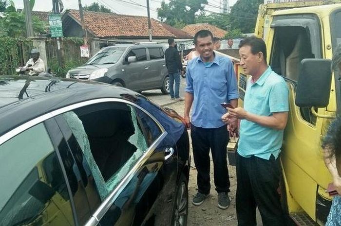 Mobil Mercedes Benz S-400 yang dibobol