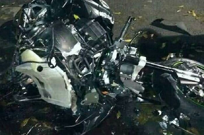 Penampakan Kawasaki Ninja ZX10R hancur lebur.