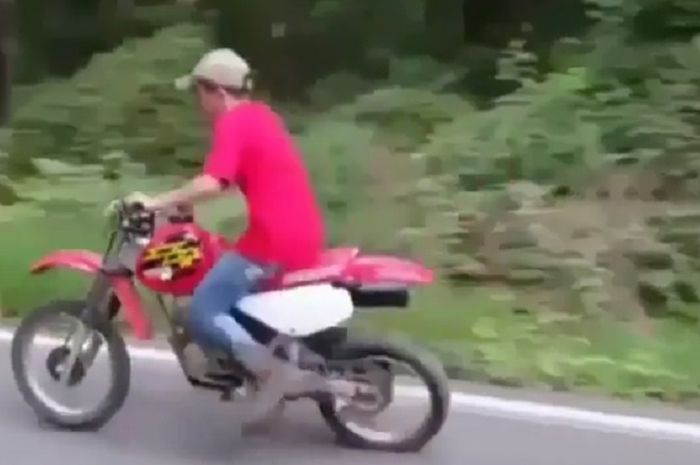 Motor tail 'jaran goyang' siapa berani coba?