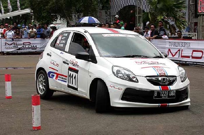 Ilustrasi Honda Brio dipakai slalom