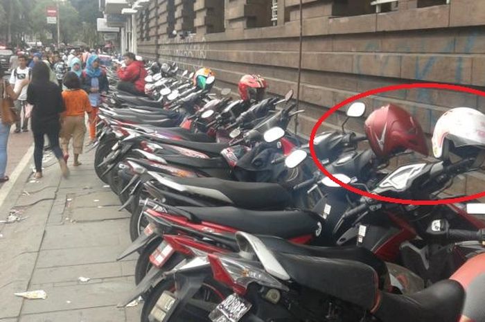 Kebiasaan masyarakat Indonesia yang meletakkan helm di spion