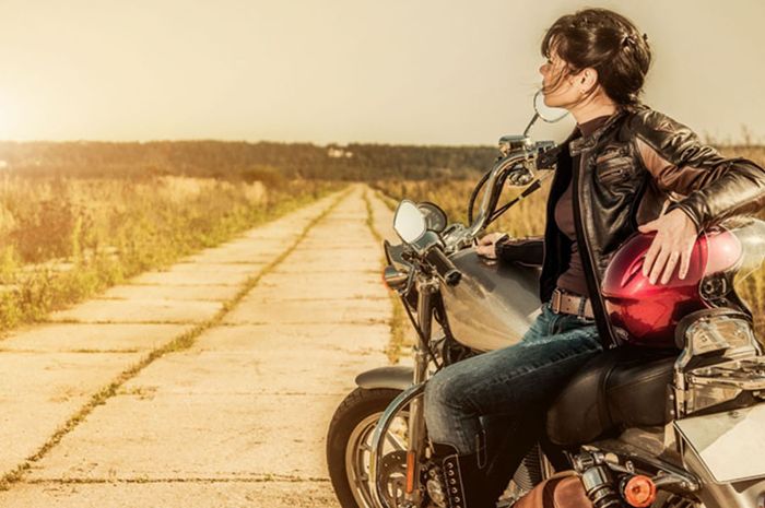 Ilustrasi perempuan yang akrab dengan apparel motor