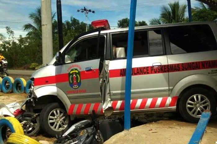 Mobil ambulans tabrak pelajar hingga tewas di tempat, Sabtu (13/1/2018)