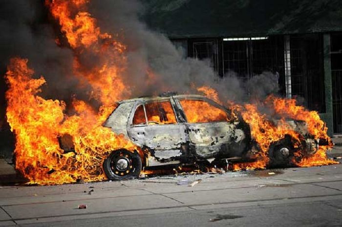 Mobil terbakar