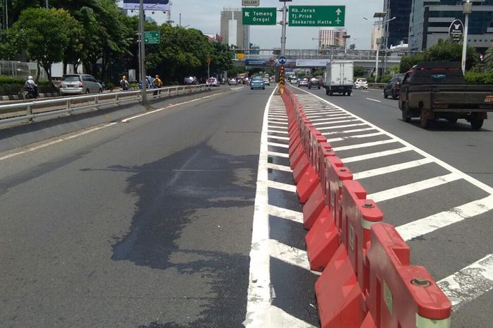 Jasa Marga memasang plastic barrier